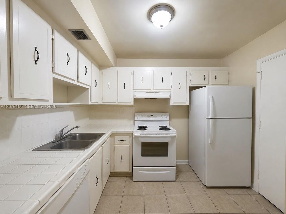 For Sale: $119,000 (2 beds, 2 baths, 1100 Square Feet)