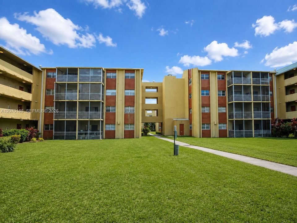 For Sale: $119,000 (2 beds, 2 baths, 1100 Square Feet)