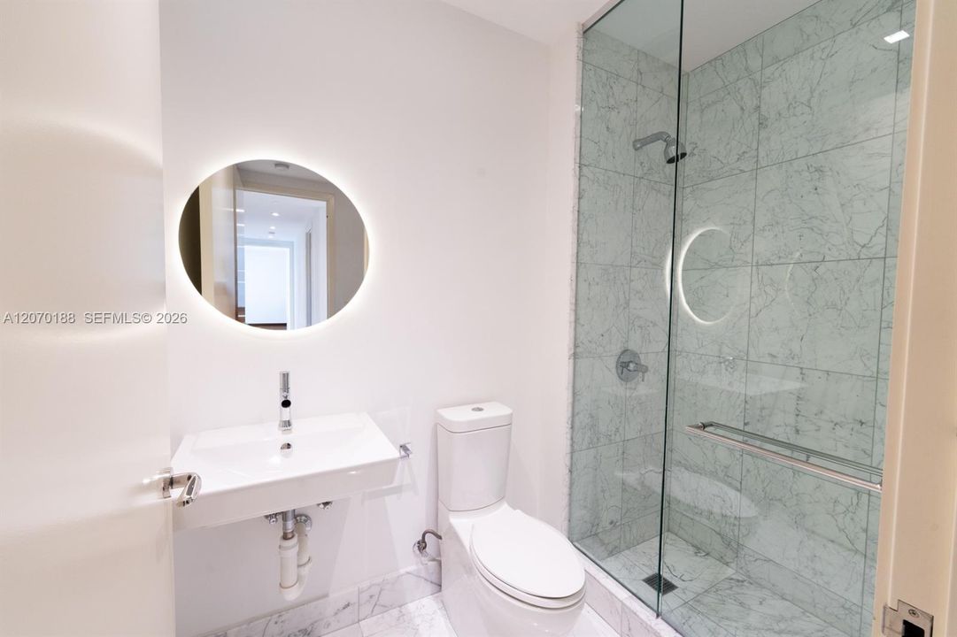 出租: $45,000 (5 贝兹, 6 浴室, 4077 平方英尺)