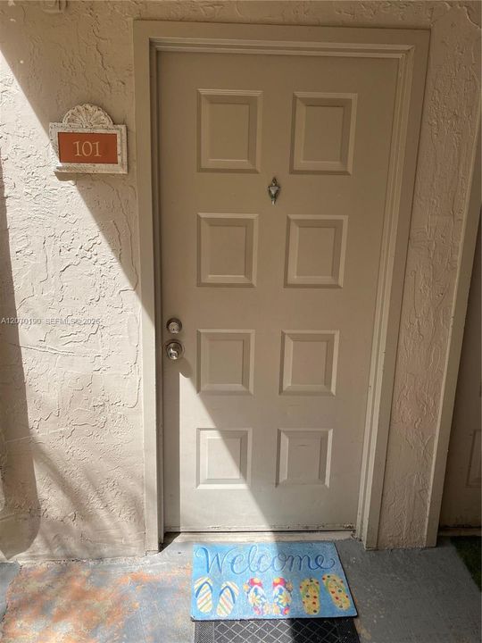 For Sale: $230,000 (1 beds, 1 baths, 810 Square Feet)