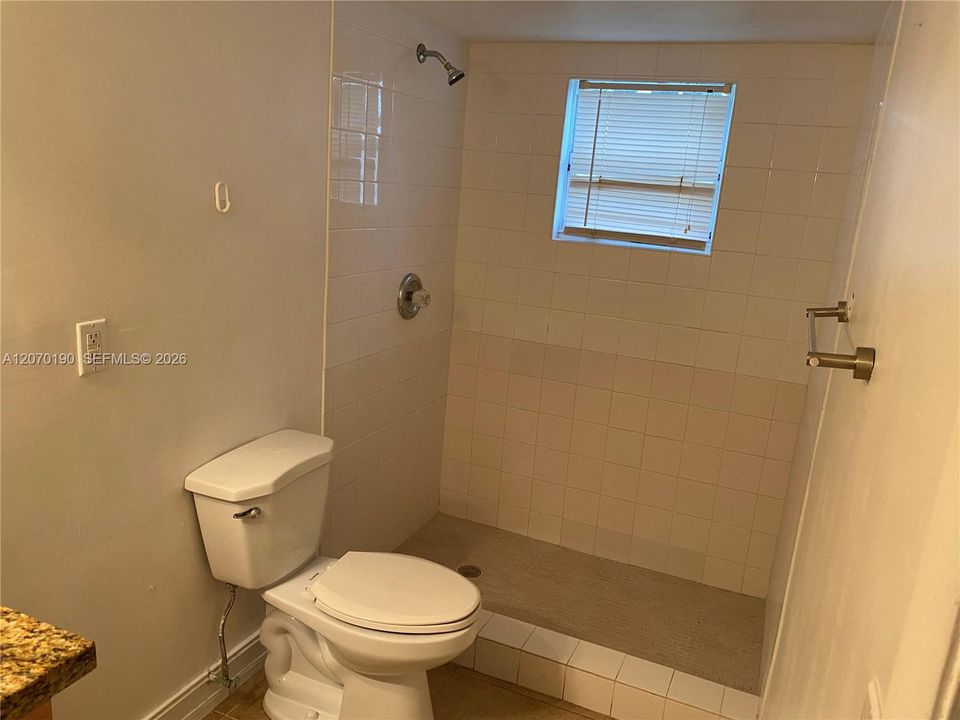 For Sale: $230,000 (1 beds, 1 baths, 810 Square Feet)