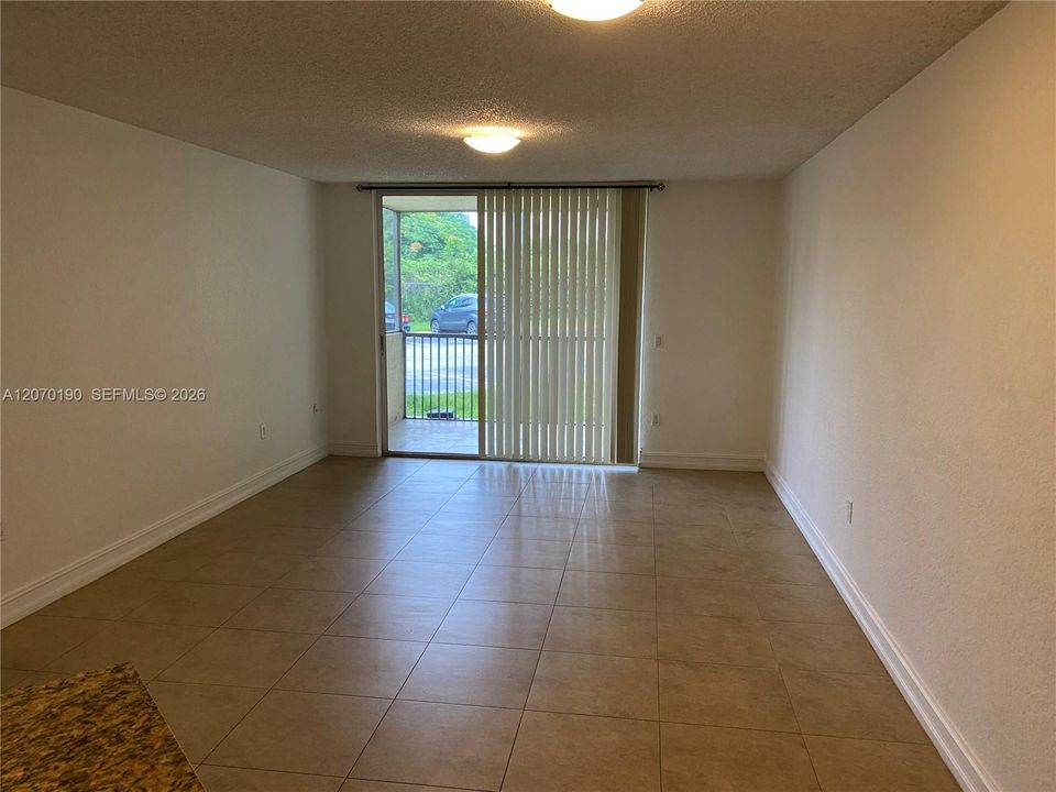 For Sale: $230,000 (1 beds, 1 baths, 810 Square Feet)
