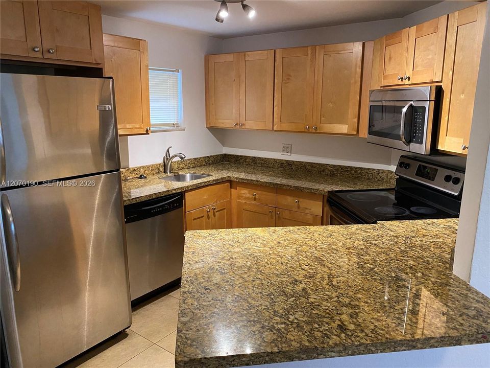 For Sale: $230,000 (1 beds, 1 baths, 810 Square Feet)