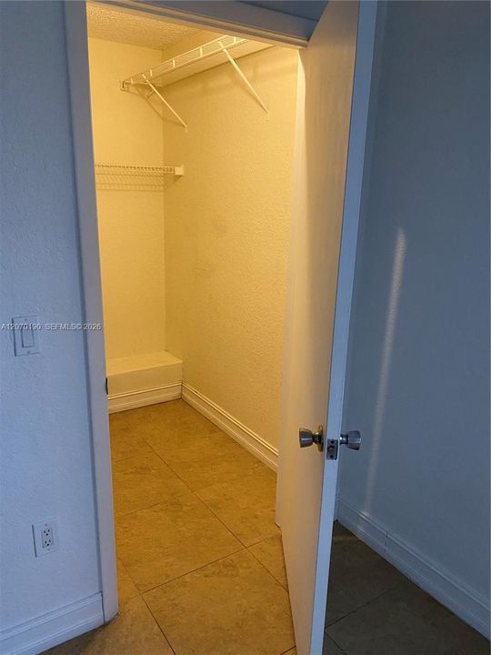 For Sale: $230,000 (1 beds, 1 baths, 810 Square Feet)