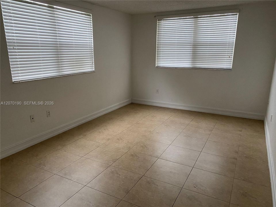 For Sale: $230,000 (1 beds, 1 baths, 810 Square Feet)