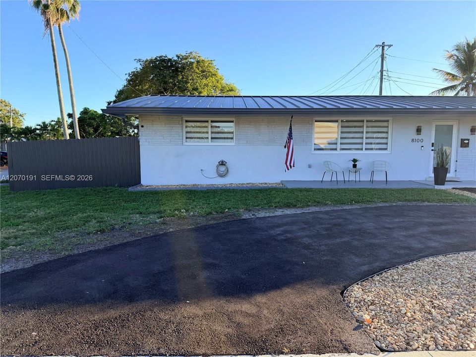 For Rent: $2,900 (2 beds, 1 baths, 1050 Square Feet)