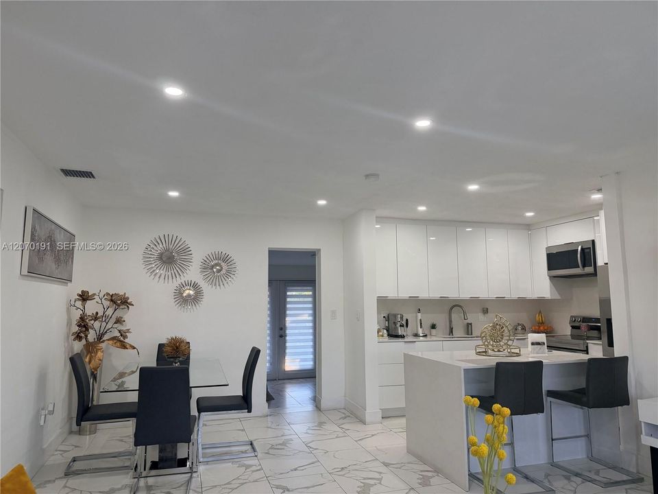 For Rent: $2,900 (2 beds, 1 baths, 1050 Square Feet)