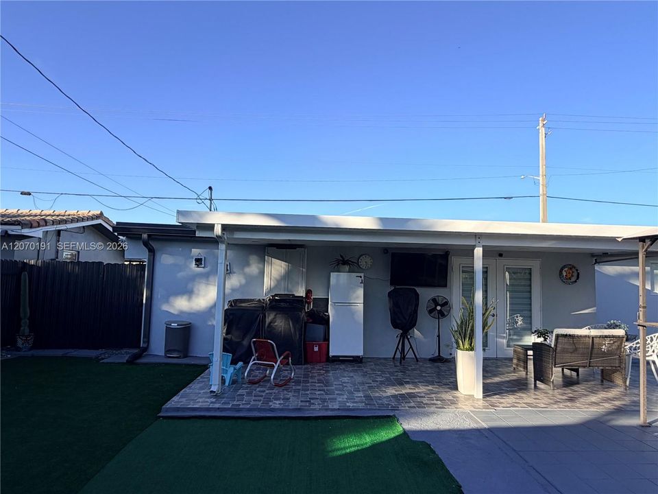 For Rent: $2,900 (2 beds, 1 baths, 1050 Square Feet)