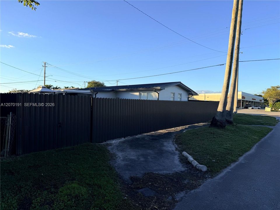 For Rent: $2,900 (2 beds, 1 baths, 1050 Square Feet)