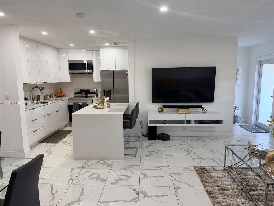 For Rent: $2,900 (2 beds, 1 baths, 1050 Square Feet)