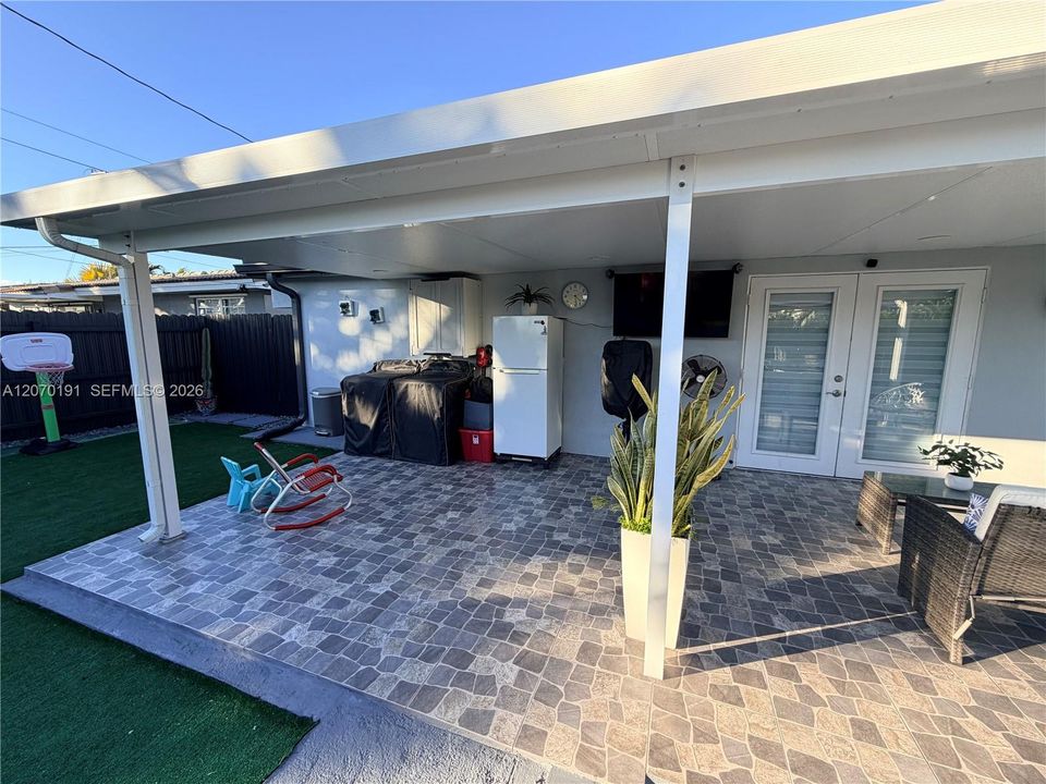 For Rent: $2,900 (2 beds, 1 baths, 1050 Square Feet)