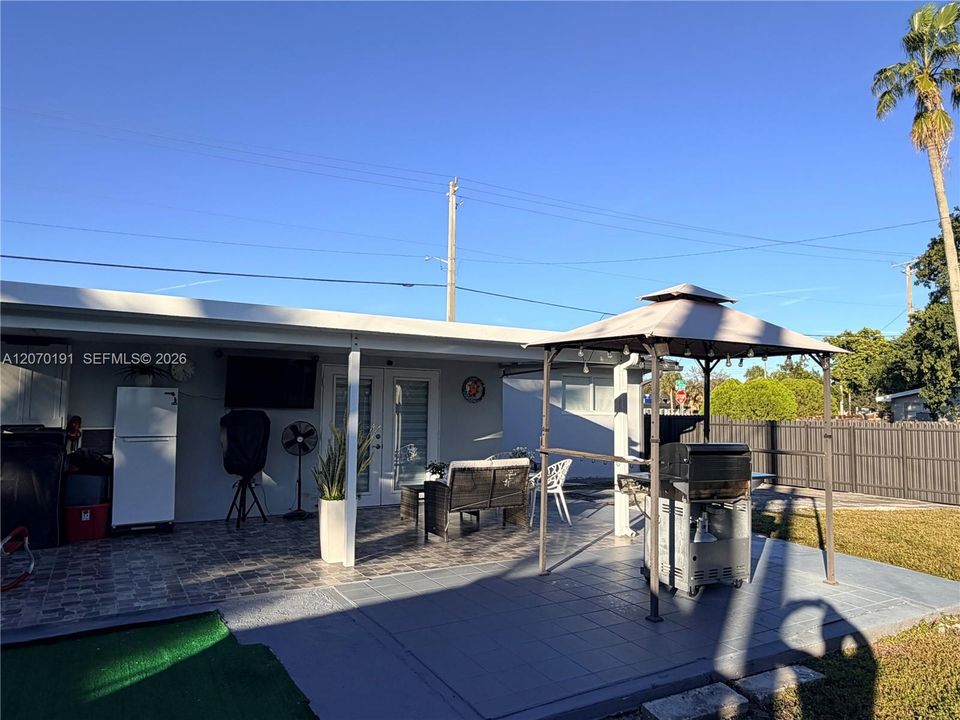 For Rent: $2,900 (2 beds, 1 baths, 1050 Square Feet)
