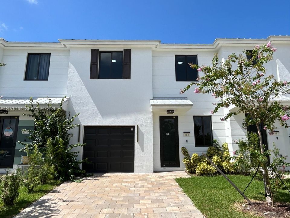 For Rent: $3,000 (4 beds, 2 baths, 1810 Square Feet)