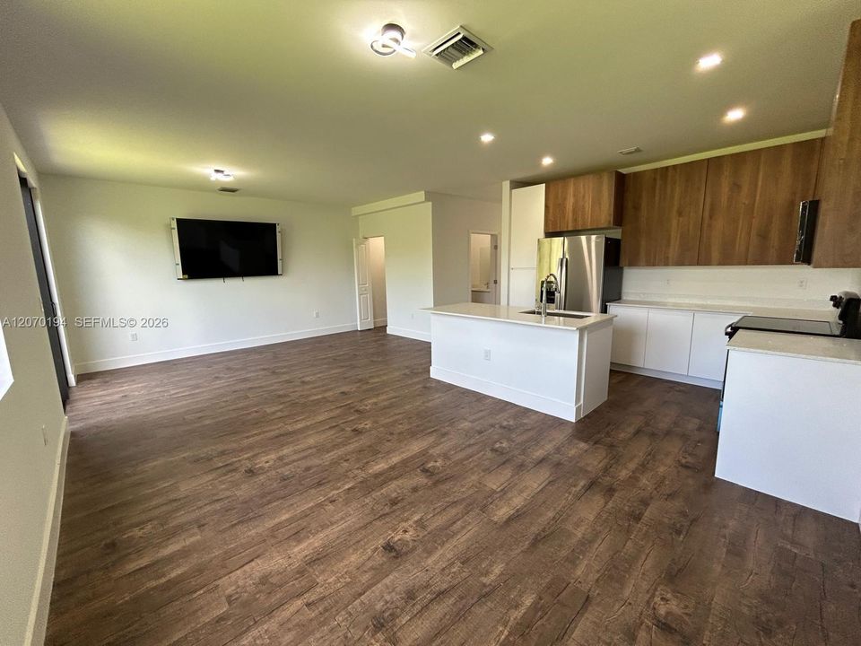 For Rent: $3,000 (4 beds, 2 baths, 1810 Square Feet)