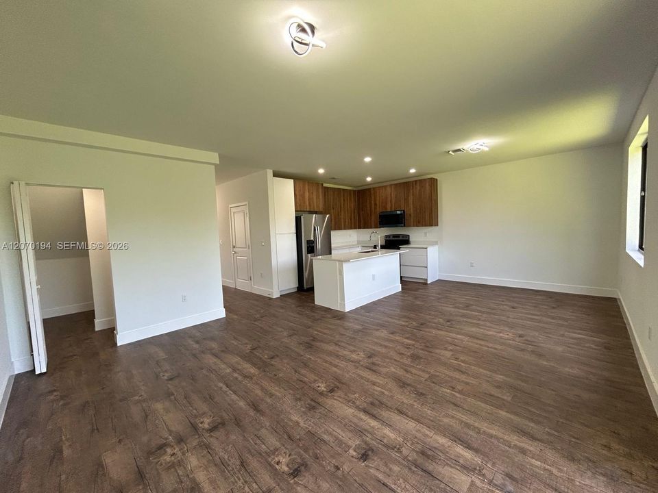For Rent: $3,000 (4 beds, 2 baths, 1810 Square Feet)