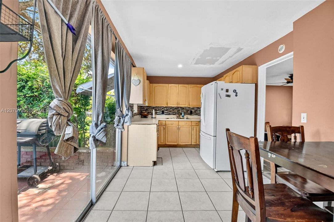 For Sale: $325,000 (3 beds, 2 baths, 1008 Square Feet)