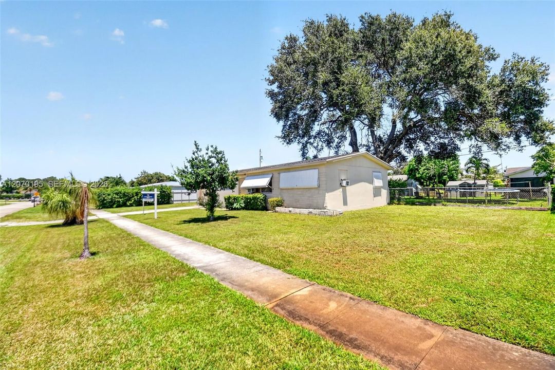 For Sale: $325,000 (3 beds, 2 baths, 1008 Square Feet)