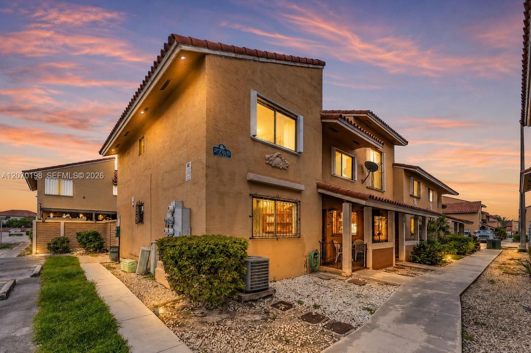 Active With Contract: $274,999 (2 beds, 2 baths, 824 Square Feet)