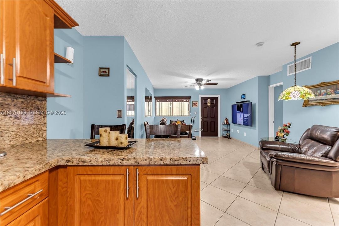 Active With Contract: $274,999 (2 beds, 2 baths, 824 Square Feet)
