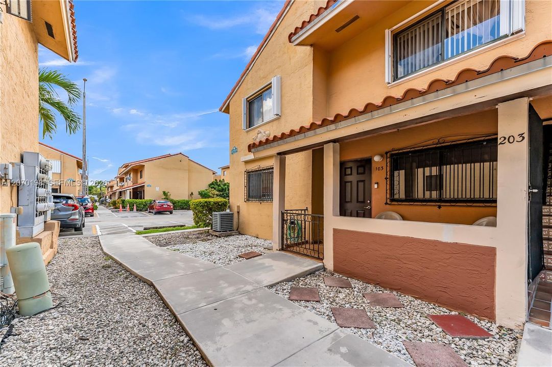 Active With Contract: $274,999 (2 beds, 2 baths, 824 Square Feet)