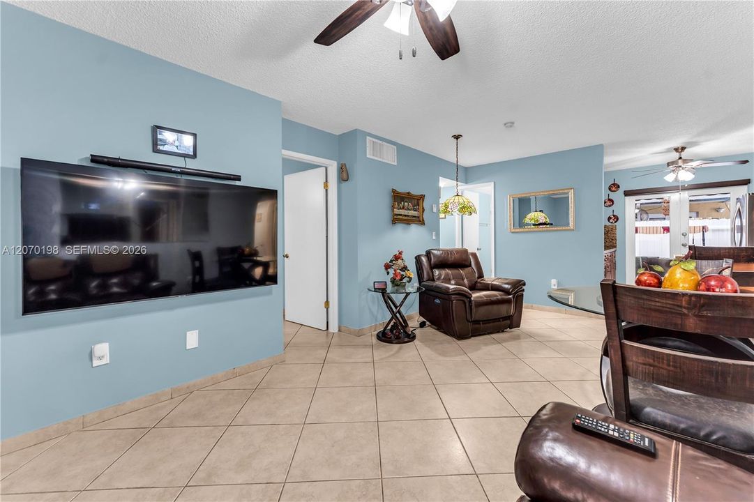 Active With Contract: $274,999 (2 beds, 2 baths, 824 Square Feet)