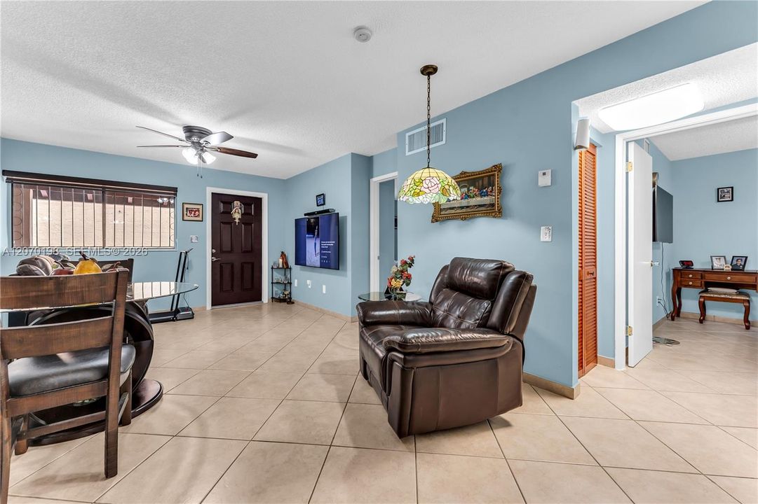 Active With Contract: $274,999 (2 beds, 2 baths, 824 Square Feet)