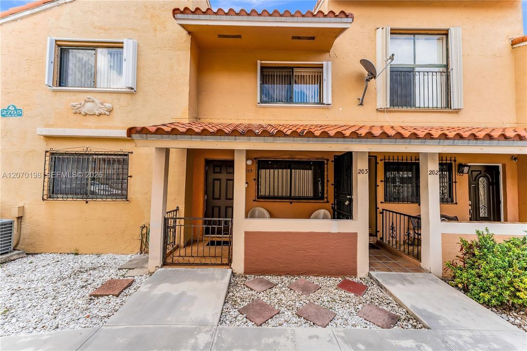 Active With Contract: $274,999 (2 beds, 2 baths, 824 Square Feet)