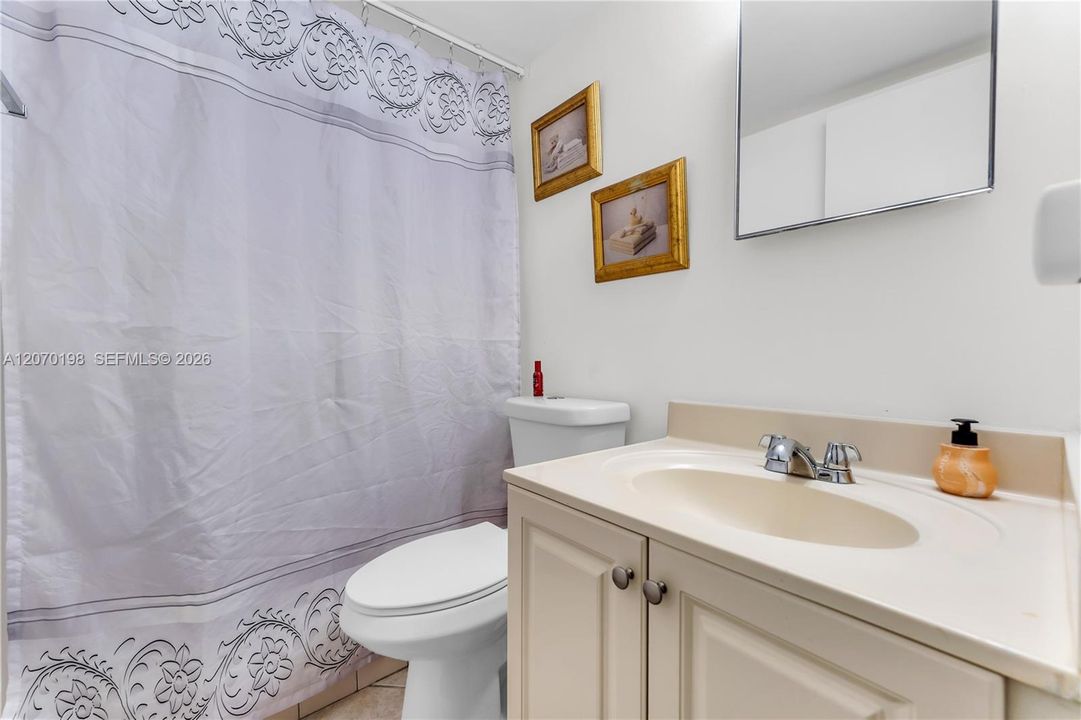 Active With Contract: $274,999 (2 beds, 2 baths, 824 Square Feet)
