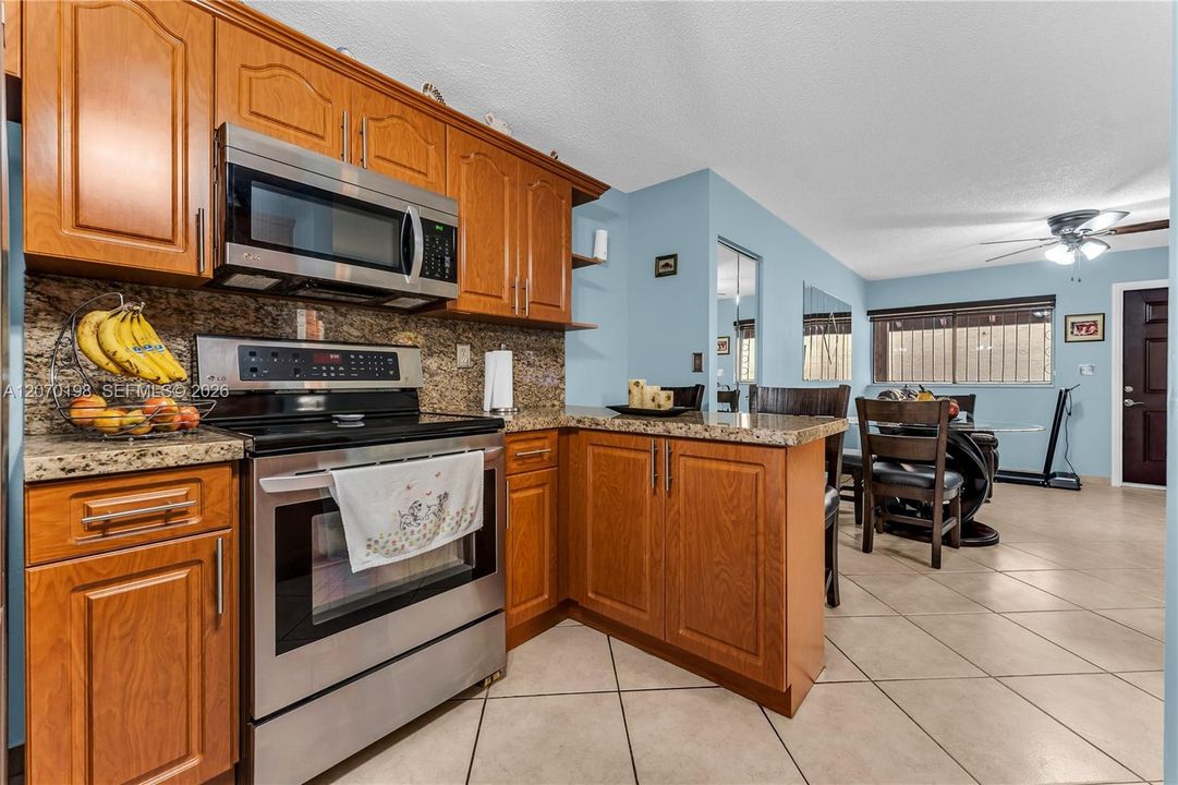 Active With Contract: $274,999 (2 beds, 2 baths, 824 Square Feet)
