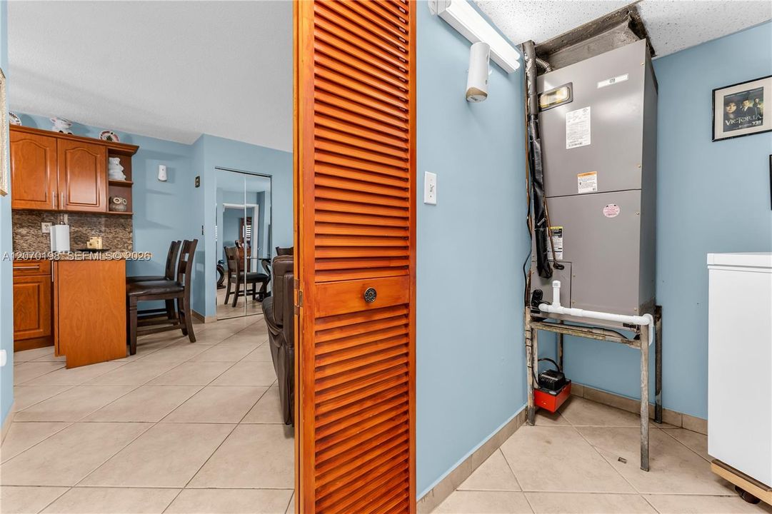 Active With Contract: $274,999 (2 beds, 2 baths, 824 Square Feet)