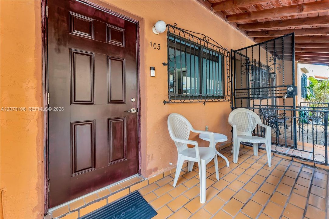 Active With Contract: $274,999 (2 beds, 2 baths, 824 Square Feet)