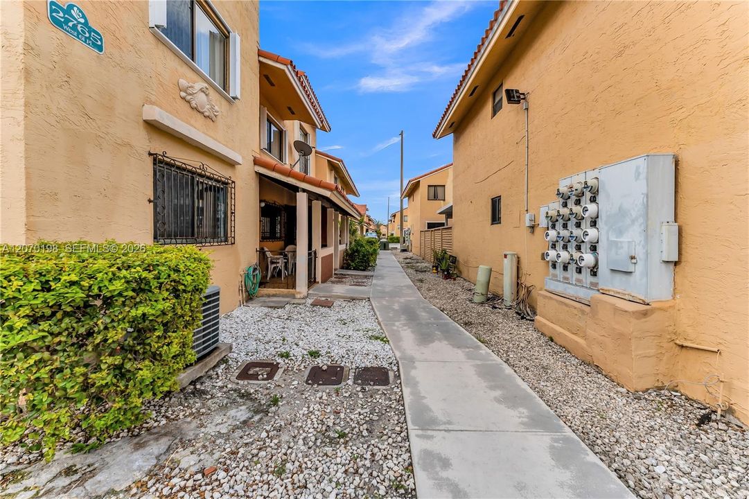 Active With Contract: $274,999 (2 beds, 2 baths, 824 Square Feet)
