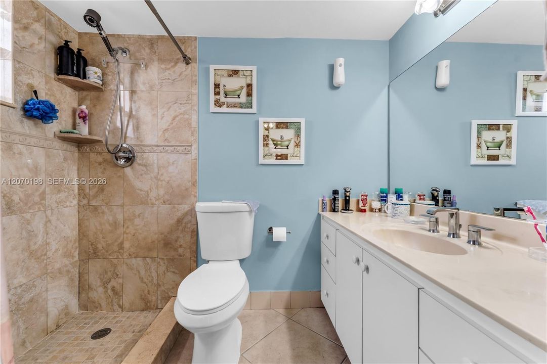 Active With Contract: $274,999 (2 beds, 2 baths, 824 Square Feet)