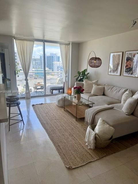 For Sale: $550,000 (1 beds, 2 baths, 820 Square Feet)