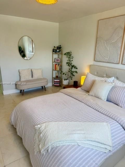 For Sale: $550,000 (1 beds, 2 baths, 820 Square Feet)