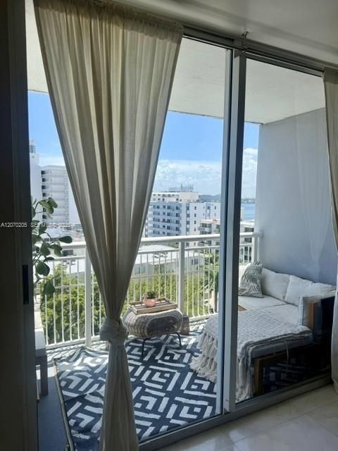 For Sale: $550,000 (1 beds, 2 baths, 820 Square Feet)