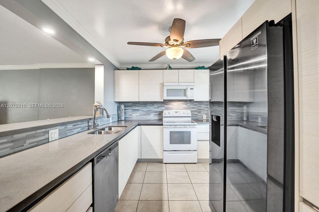 For Sale: $250,000 (2 beds, 2 baths, 1144 Square Feet)