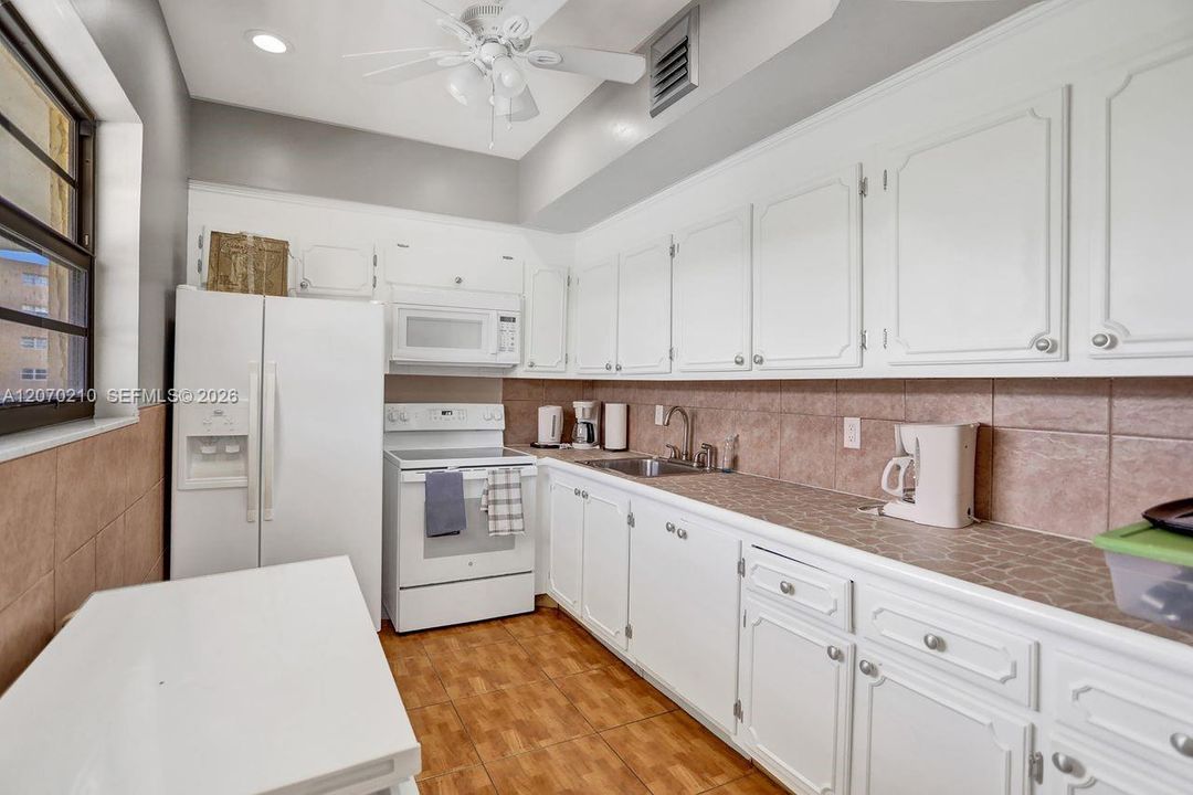 For Sale: $250,000 (2 beds, 2 baths, 1144 Square Feet)