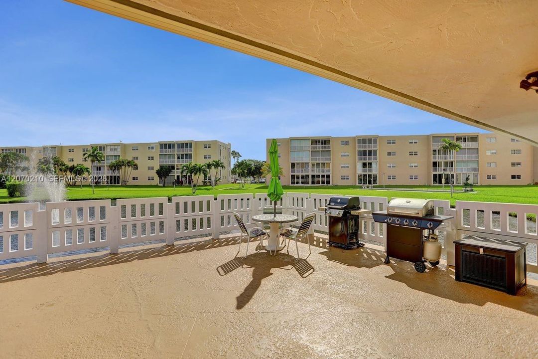 For Sale: $250,000 (2 beds, 2 baths, 1144 Square Feet)