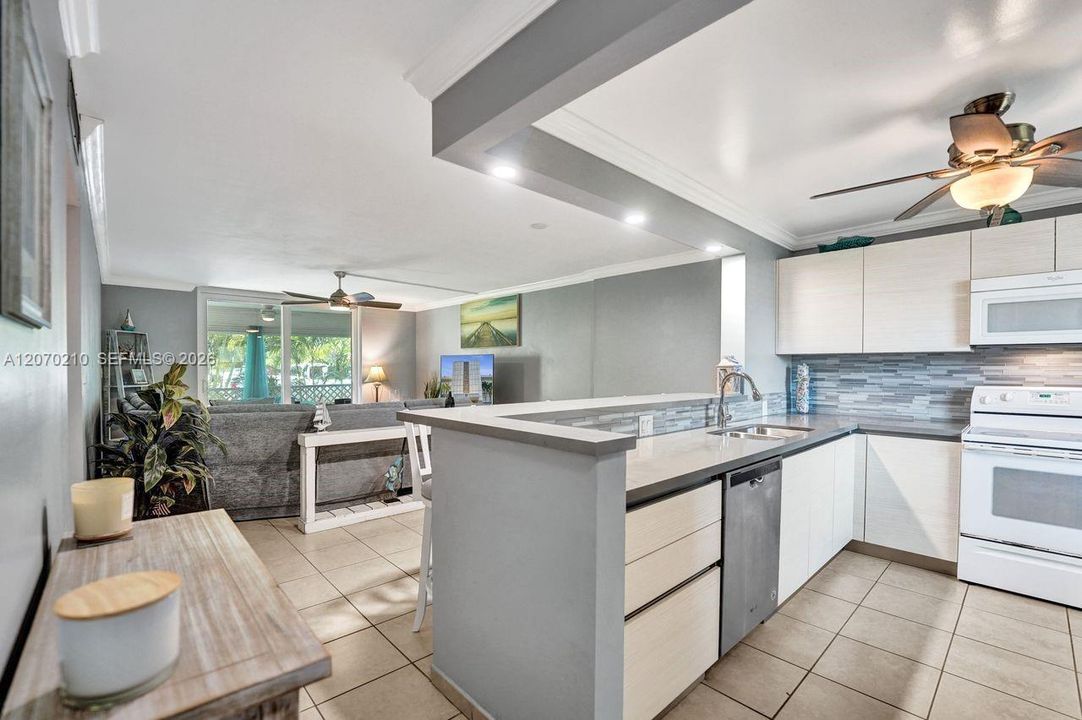 For Sale: $250,000 (2 beds, 2 baths, 1144 Square Feet)