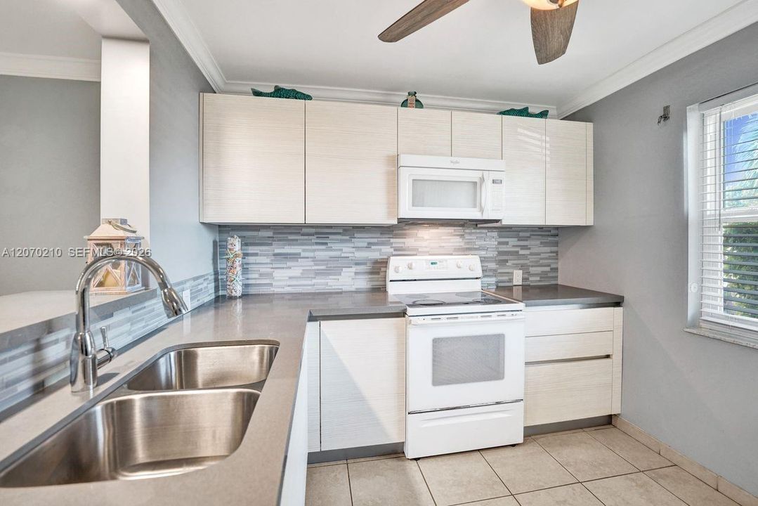 For Sale: $250,000 (2 beds, 2 baths, 1144 Square Feet)