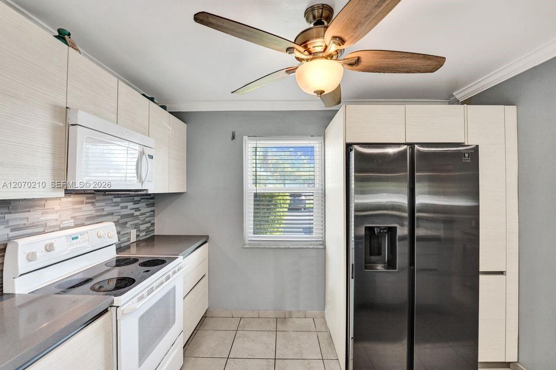 For Sale: $250,000 (2 beds, 2 baths, 1144 Square Feet)
