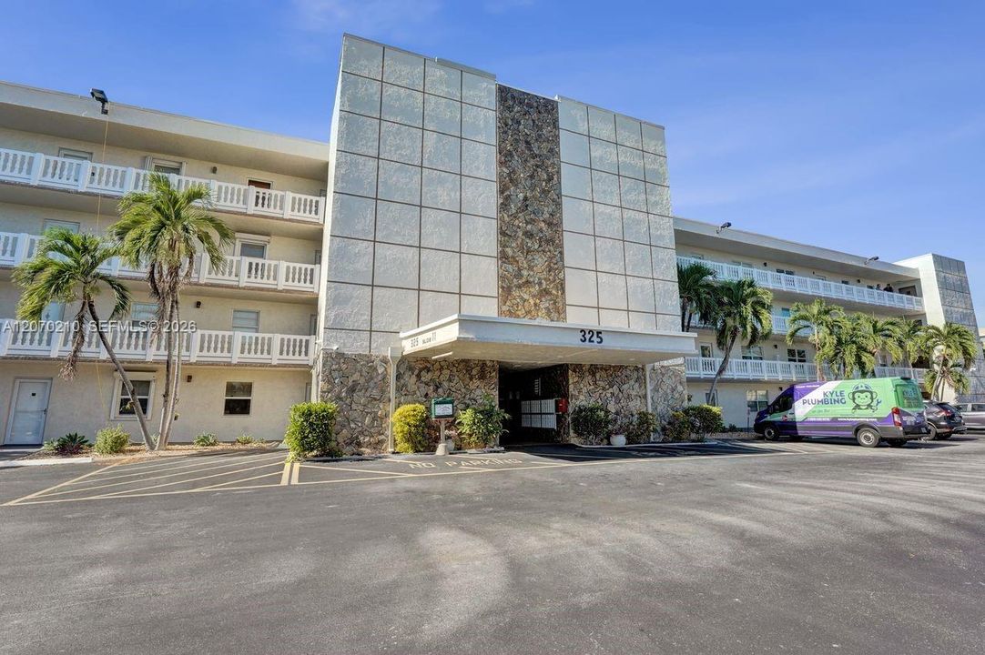 For Sale: $250,000 (2 beds, 2 baths, 1144 Square Feet)