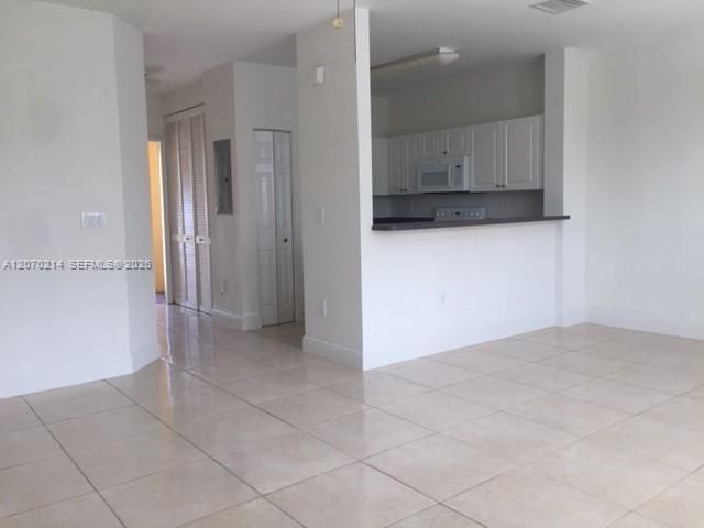 For Rent: $1,900 (3 beds, 2 baths, 1062 Square Feet)