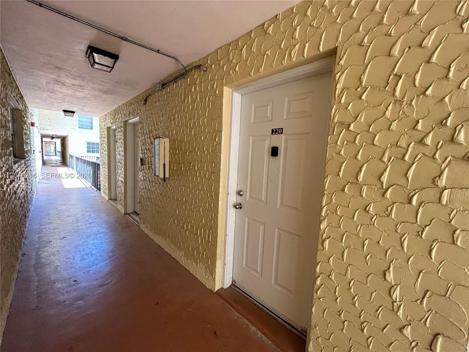 For Sale: $249,900 (2 beds, 2 baths, 1140 Square Feet)