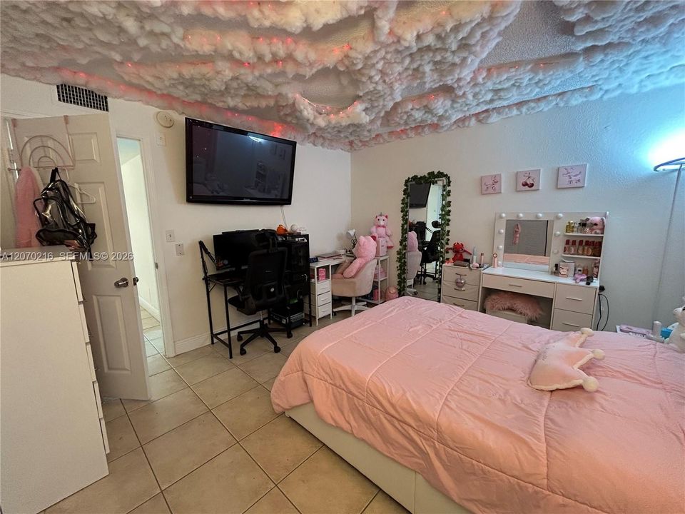 For Sale: $249,900 (2 beds, 2 baths, 1140 Square Feet)
