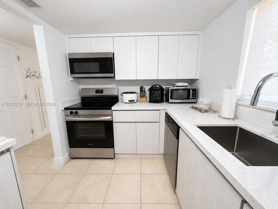 For Sale: $249,900 (2 beds, 2 baths, 1140 Square Feet)