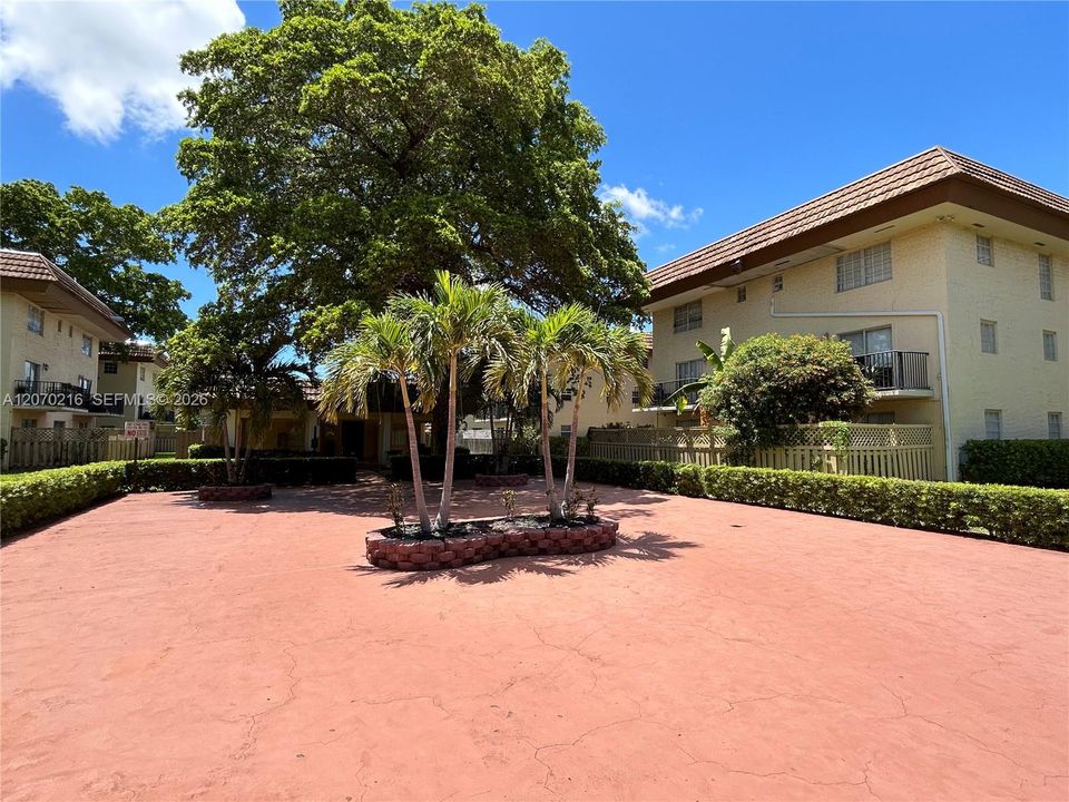 For Sale: $249,900 (2 beds, 2 baths, 1140 Square Feet)