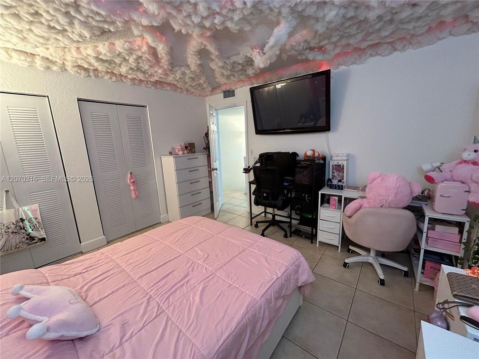 For Sale: $249,900 (2 beds, 2 baths, 1140 Square Feet)