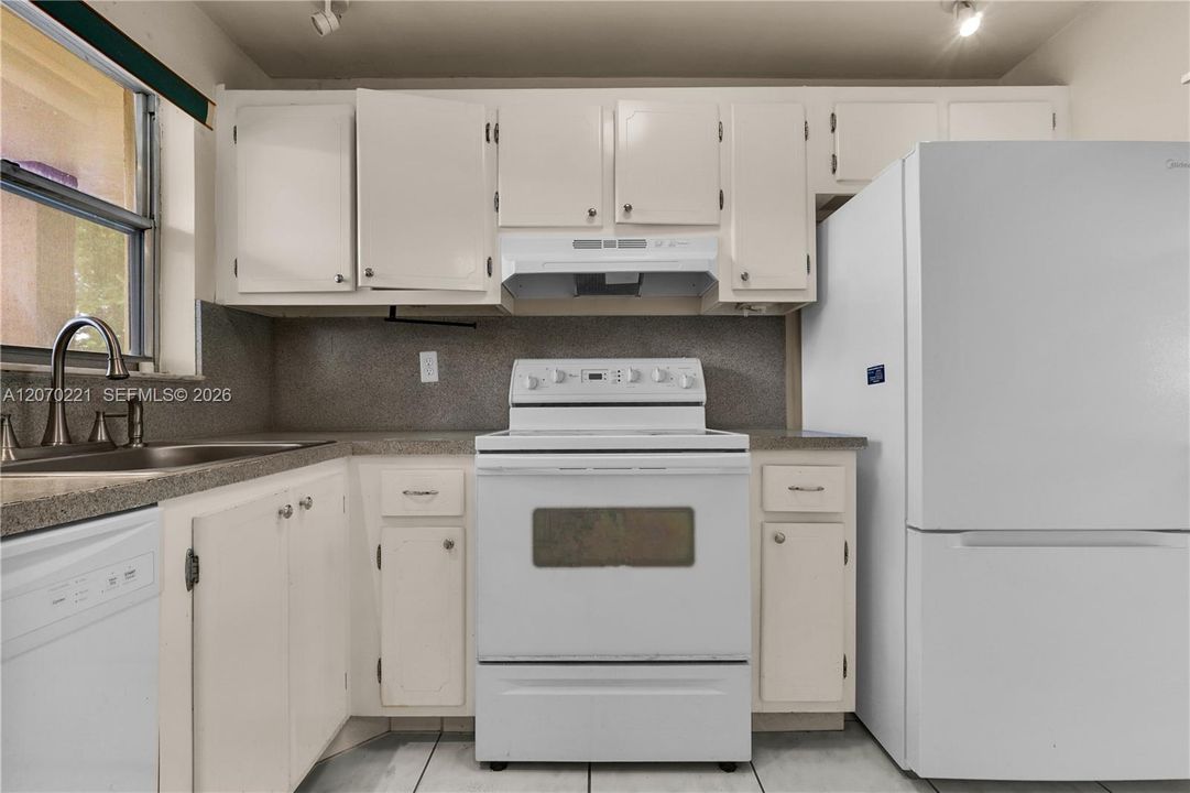 For Sale: $85,000 (2 beds, 2 baths, 850 Square Feet)